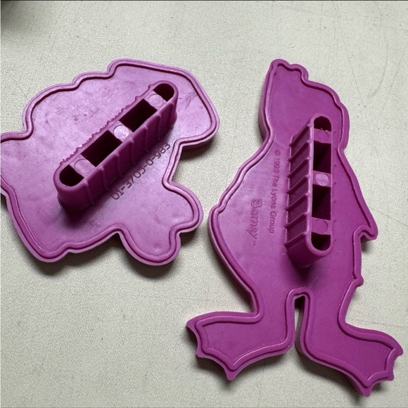 Vintage 1993 Barney the Dinosaur & Crab Purple Plastic Cookie Cutter Set - Picture 3 of 8